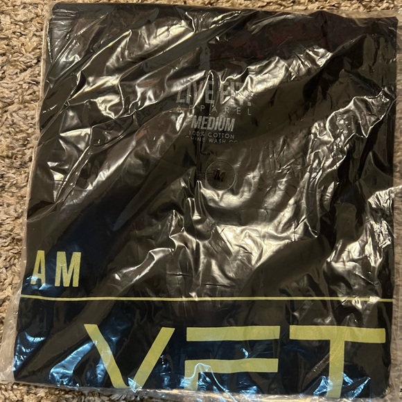 Live Fit NWT T-Shirt - Picture 1 of 2